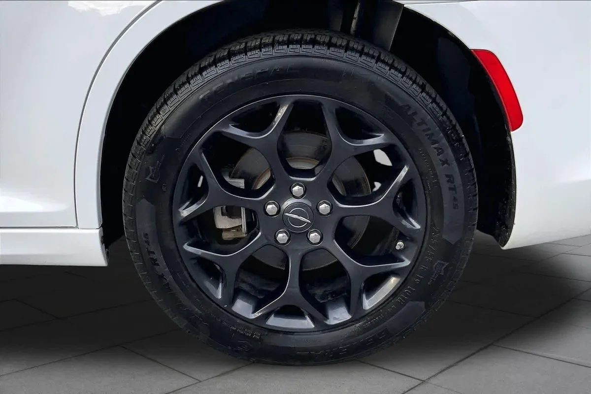 2023 Chrysler 300 Touring L thumbnail 11