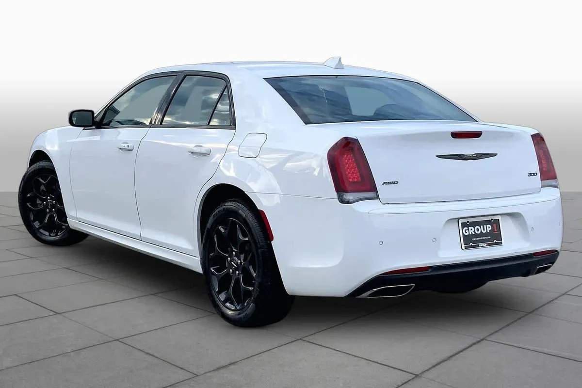 2023 Chrysler 300 Touring L thumbnail 12