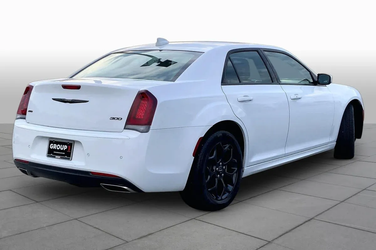 2023 Chrysler 300 Touring L thumbnail 13