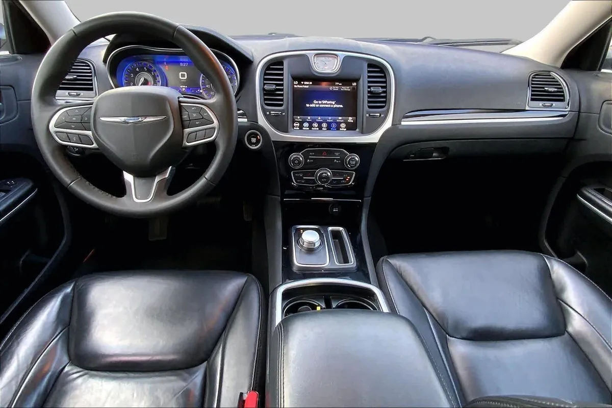 2023 Chrysler 300 Touring L thumbnail 15