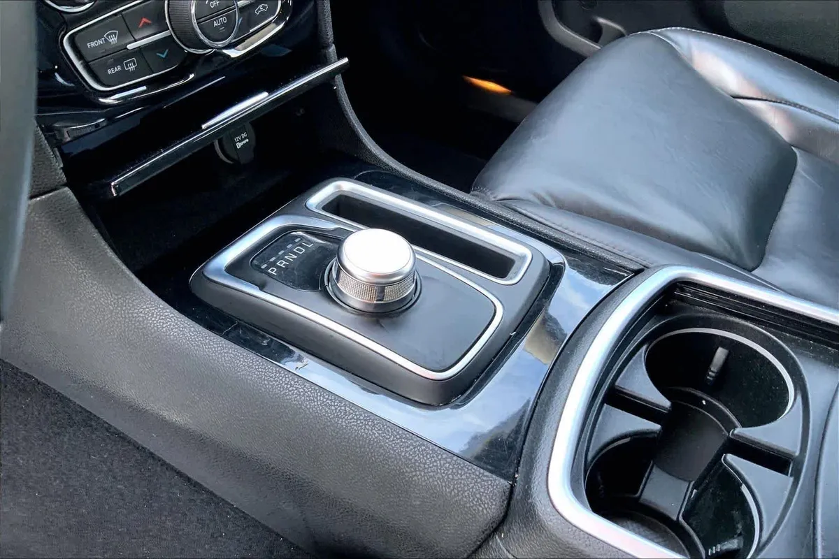 2023 Chrysler 300 Touring L thumbnail 16