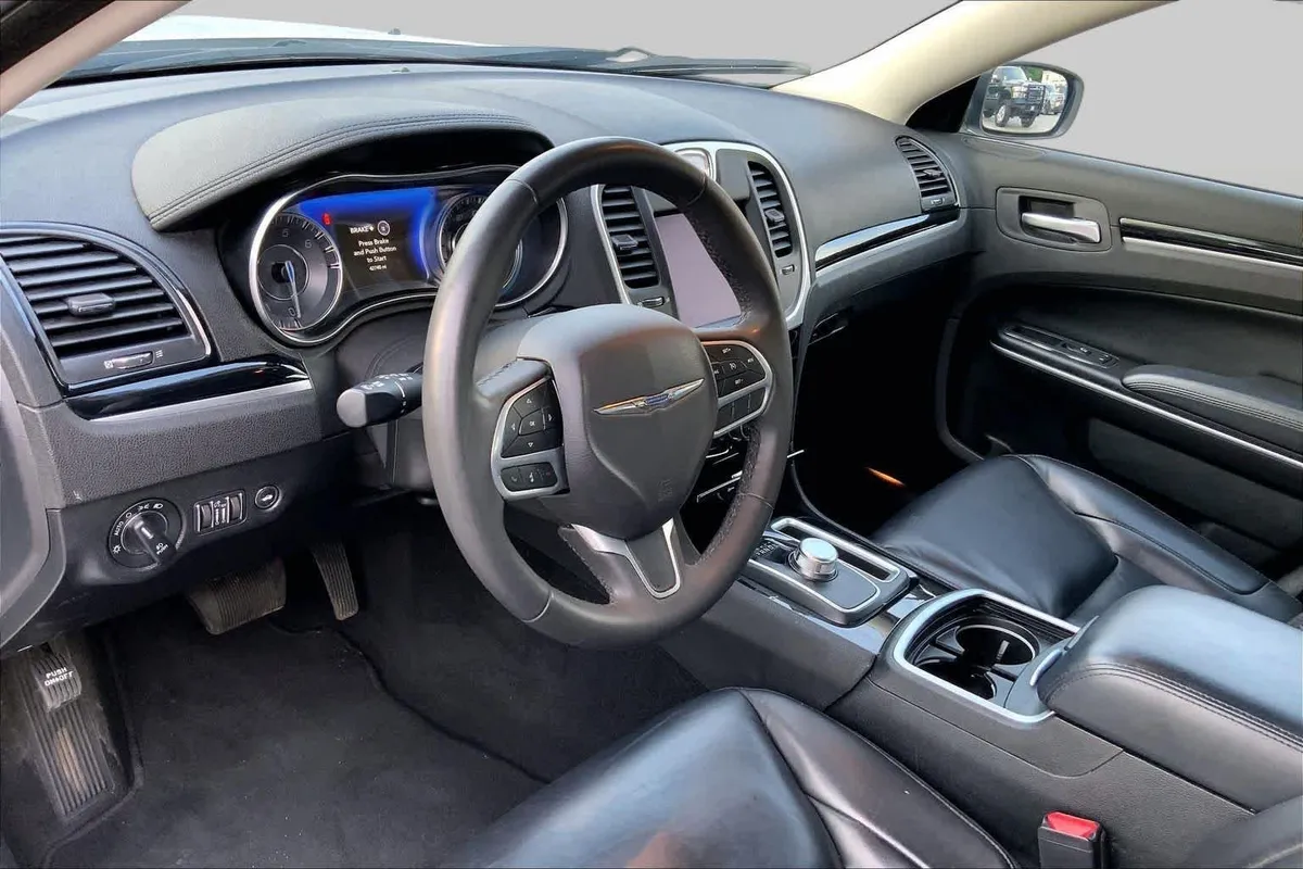 2023 Chrysler 300 Touring L thumbnail 17