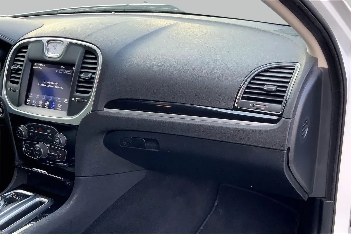 2023 Chrysler 300 Touring L thumbnail 18
