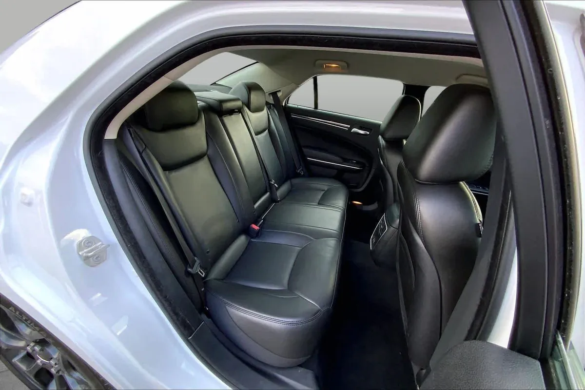 2023 Chrysler 300 Touring L thumbnail 19