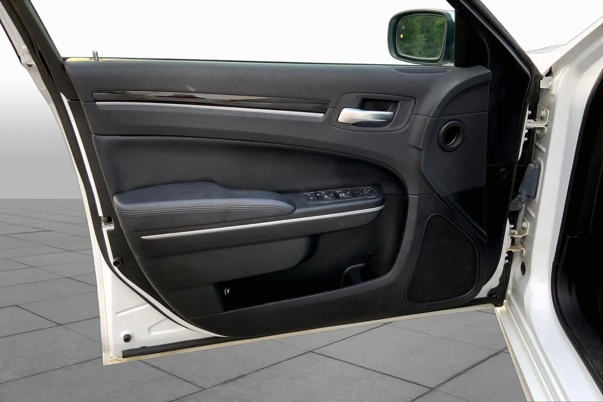 2023 Chrysler 300 Touring L thumbnail 21