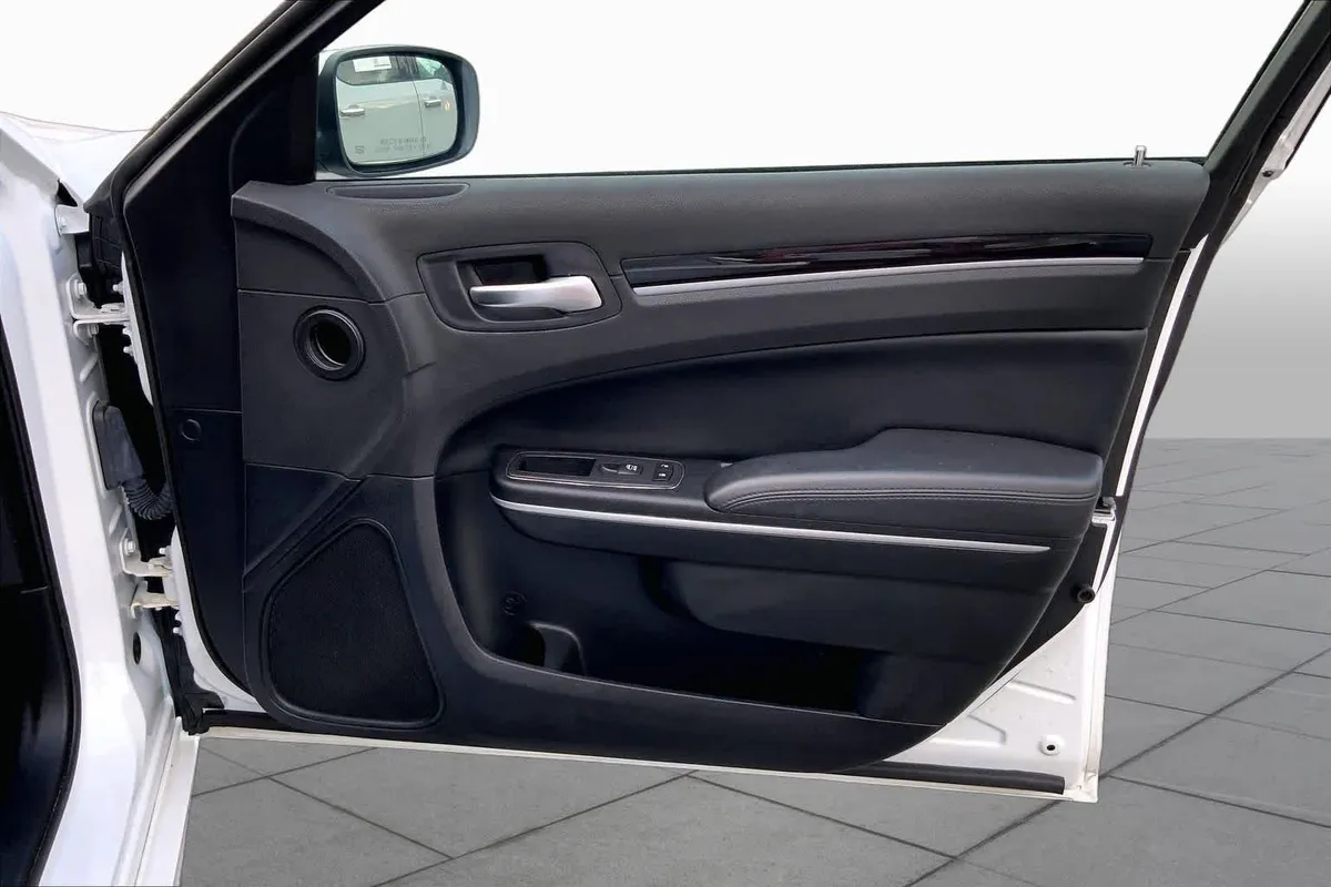 2023 Chrysler 300 Touring L thumbnail 22