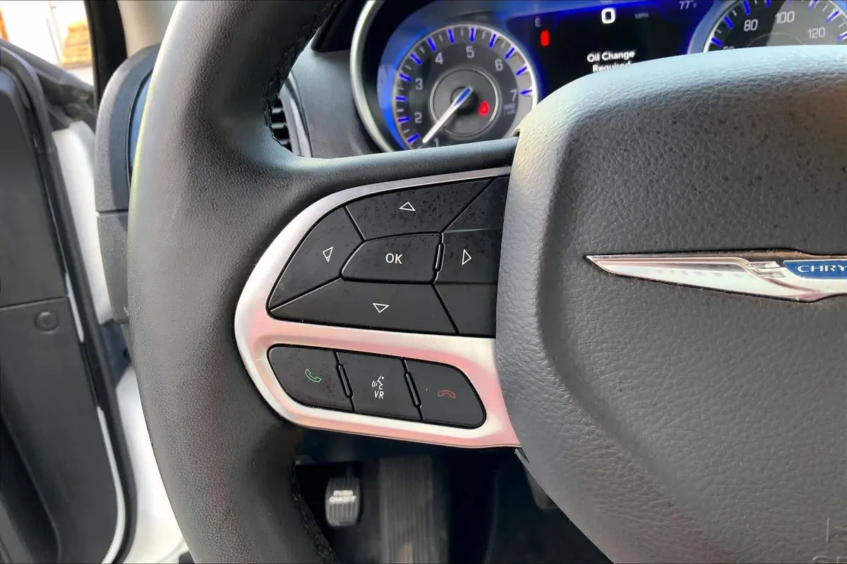2023 Chrysler 300 Touring L thumbnail 23