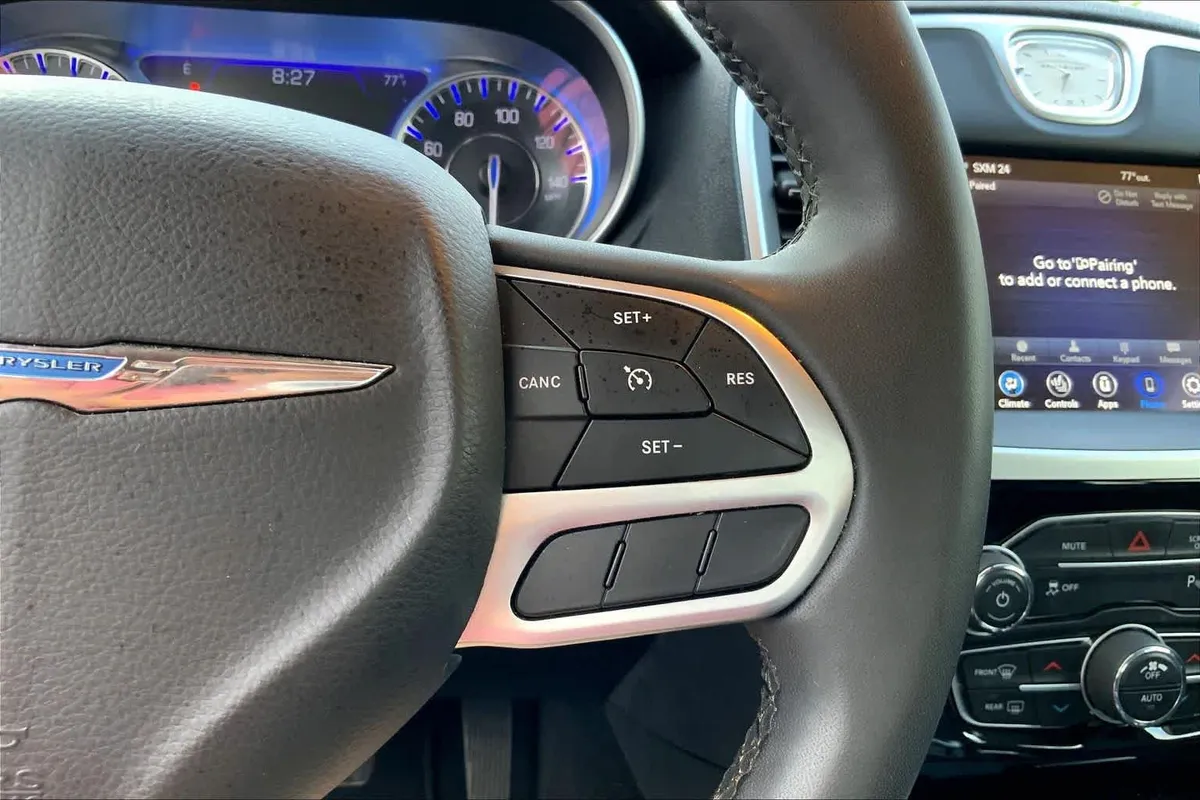 2023 Chrysler 300 Touring L thumbnail 24