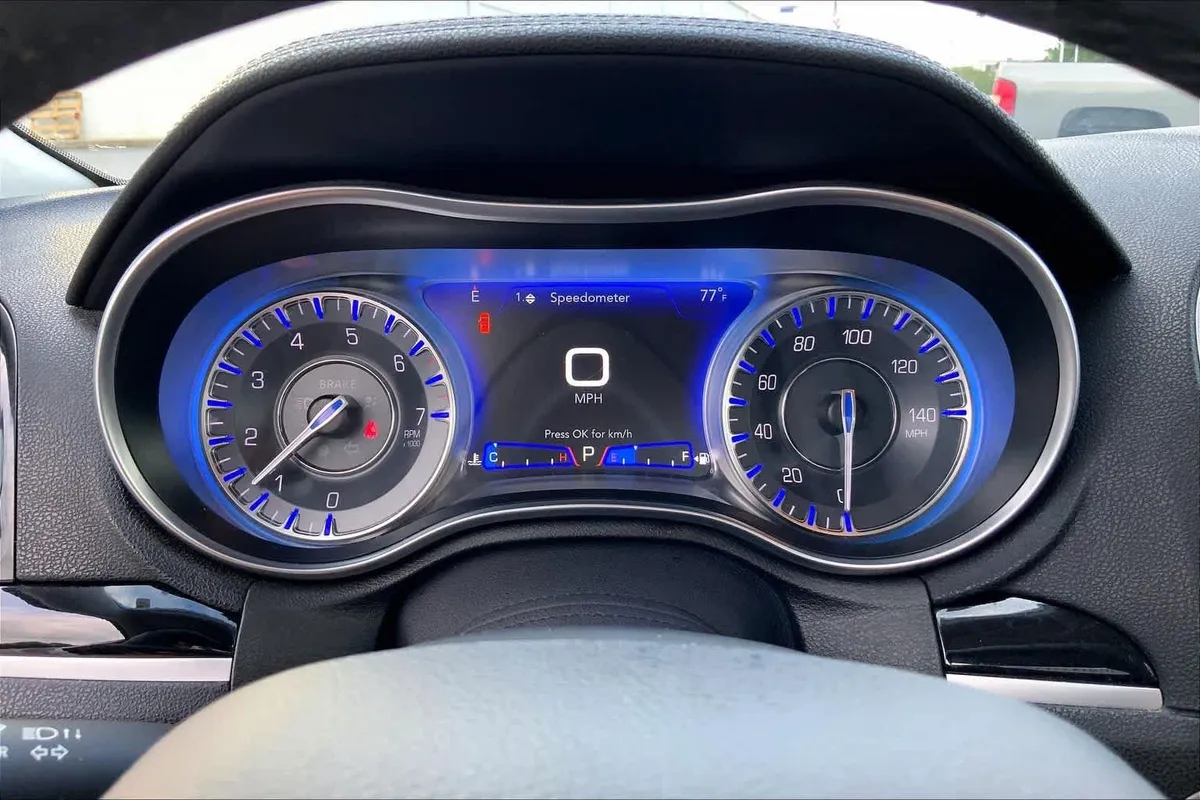 2023 Chrysler 300 Touring L thumbnail 25