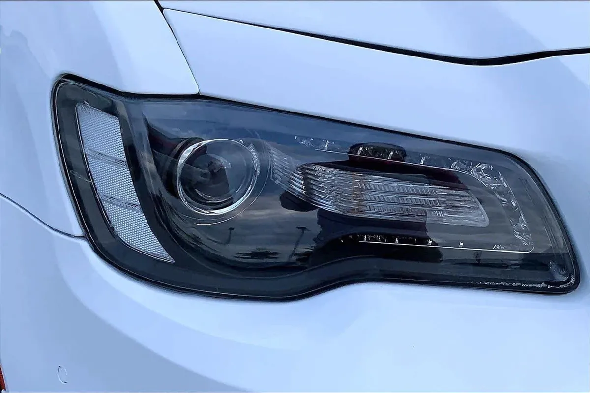 2023 Chrysler 300 Touring L thumbnail 26