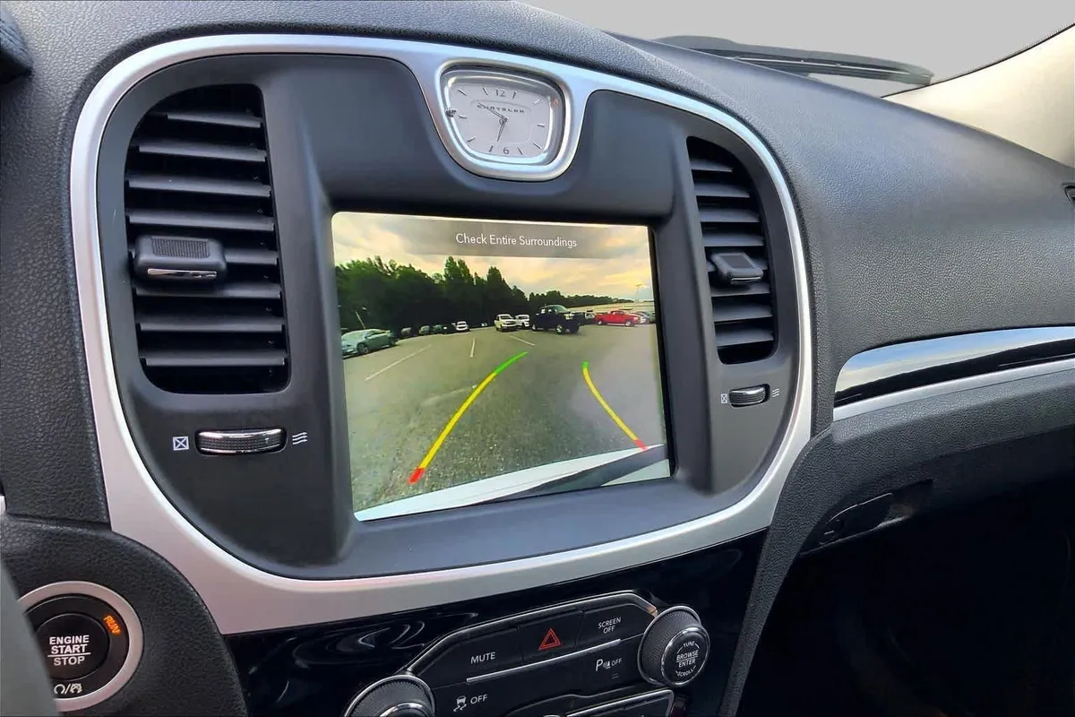 2023 Chrysler 300 Touring L thumbnail 28