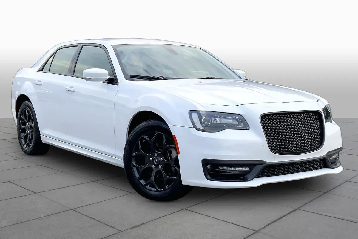 2023 Chrysler 300 Touring L thumbnail 3