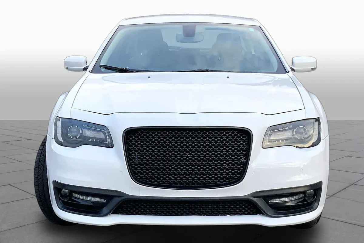 2023 Chrysler 300 Touring L thumbnail 4