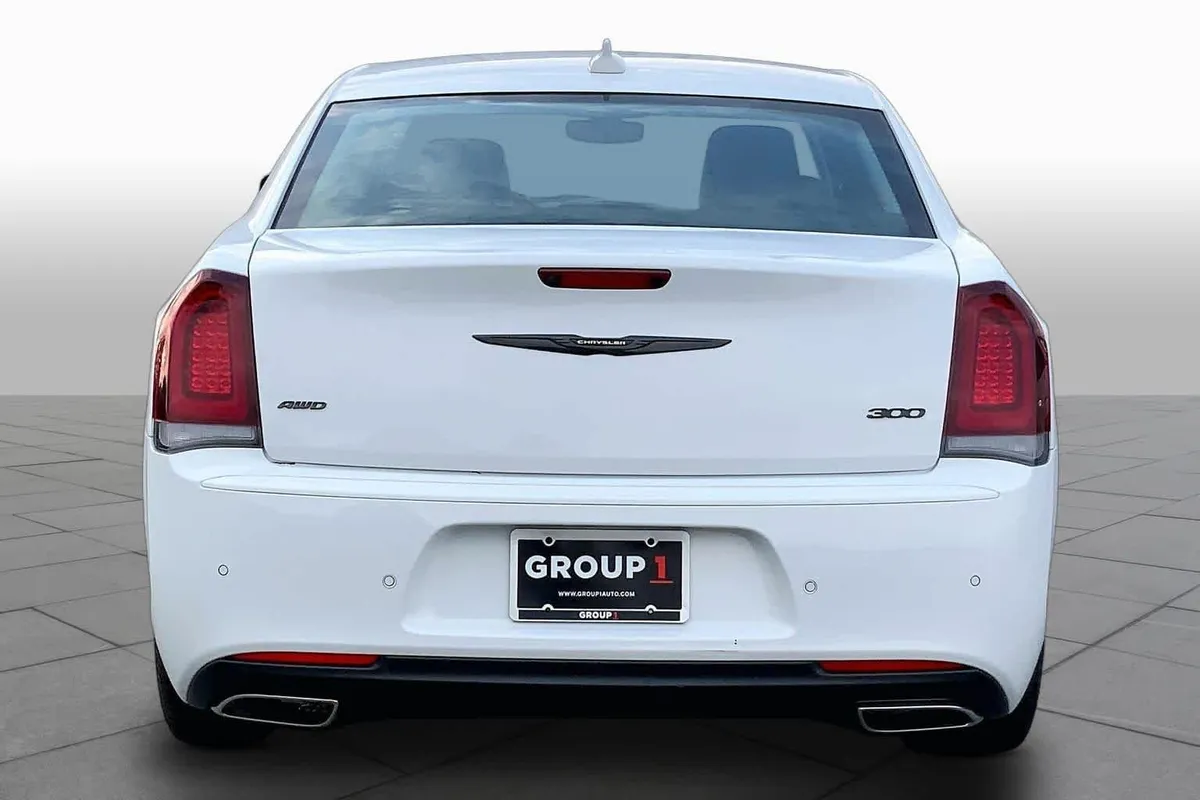 2023 Chrysler 300 Touring L thumbnail 5