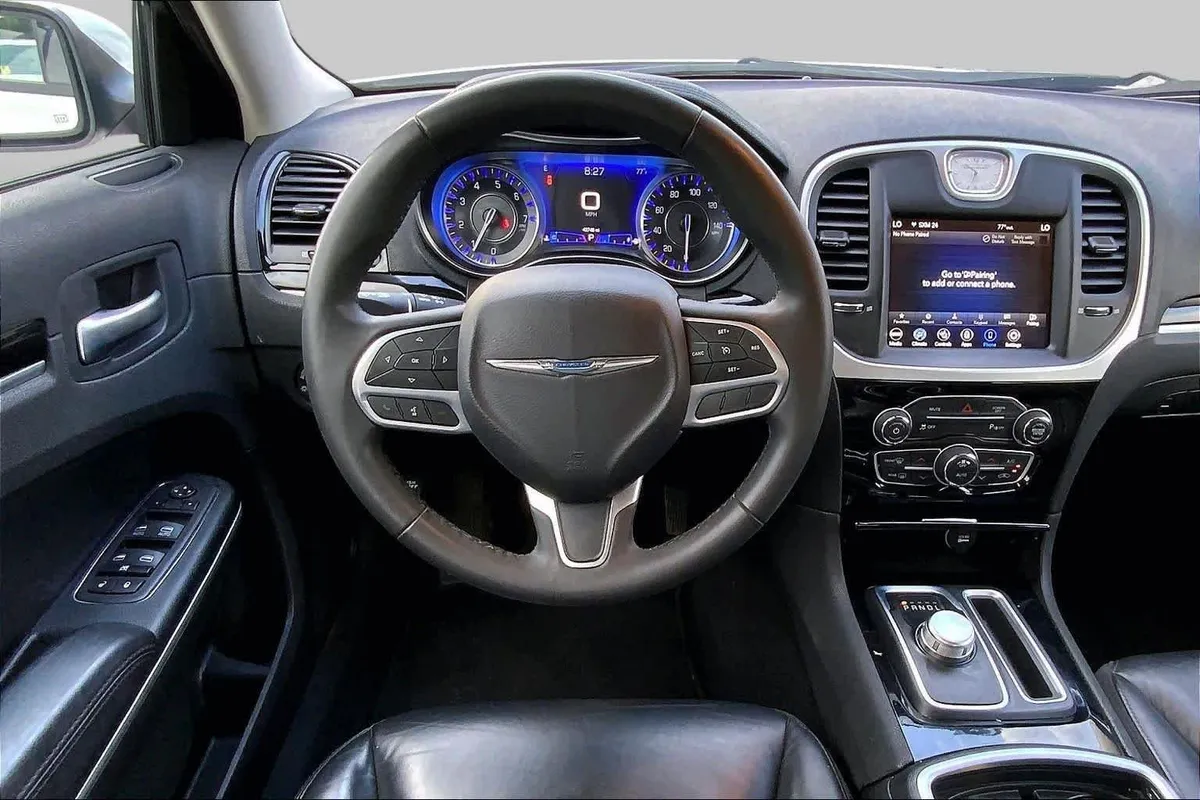 2023 Chrysler 300 Touring L thumbnail 6
