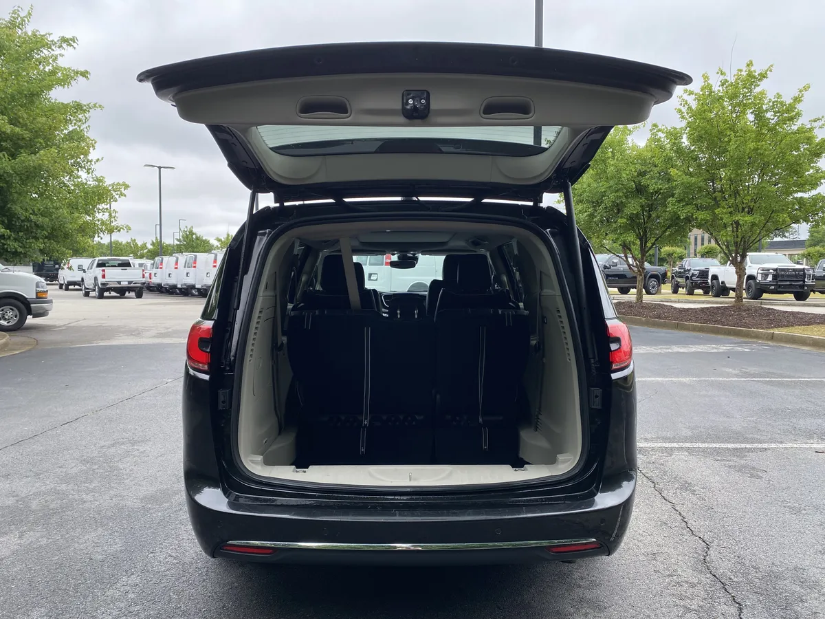 2023 Chrysler Pacifica Hybrid Limited thumbnail 10
