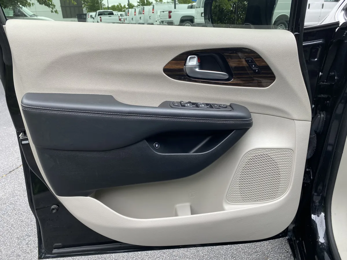 2023 Chrysler Pacifica Hybrid Limited thumbnail 14