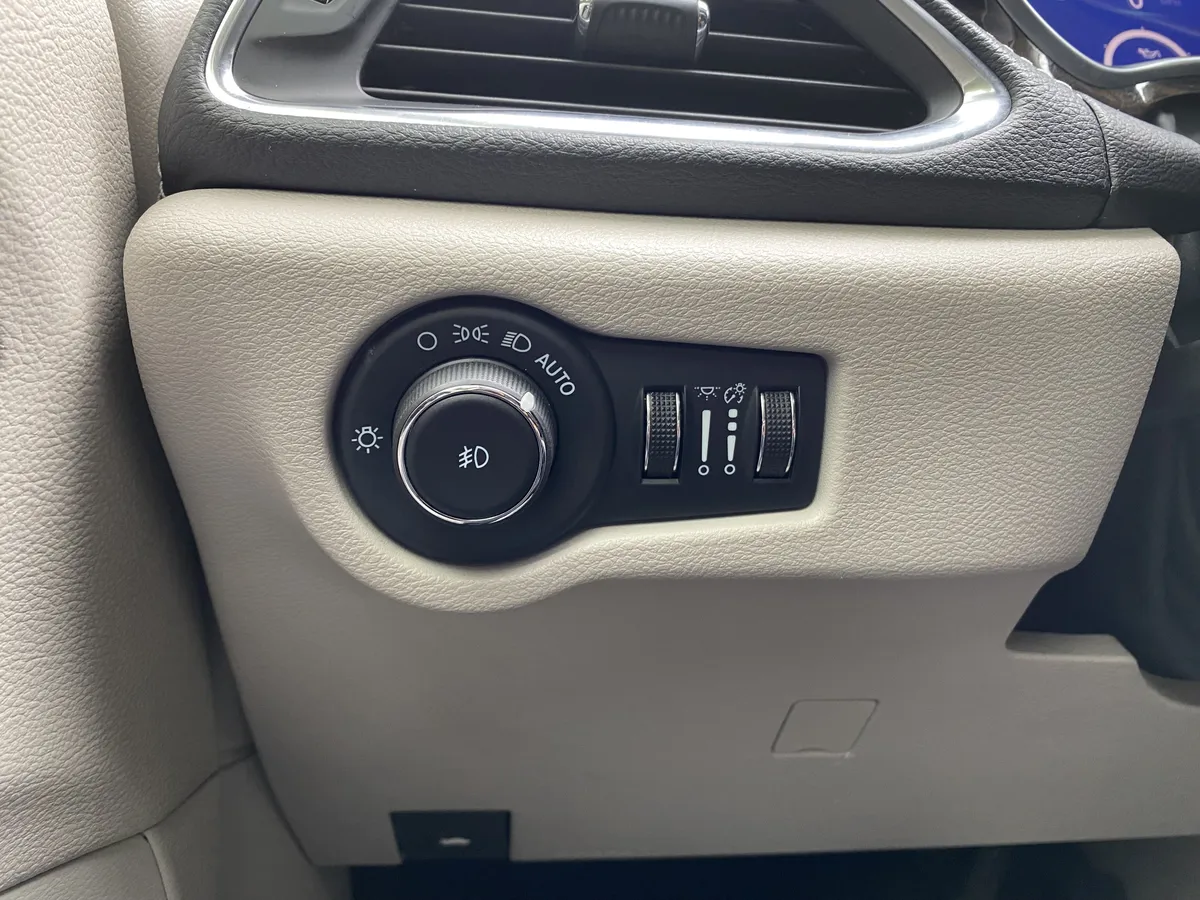 2023 Chrysler Pacifica Hybrid Limited thumbnail 17