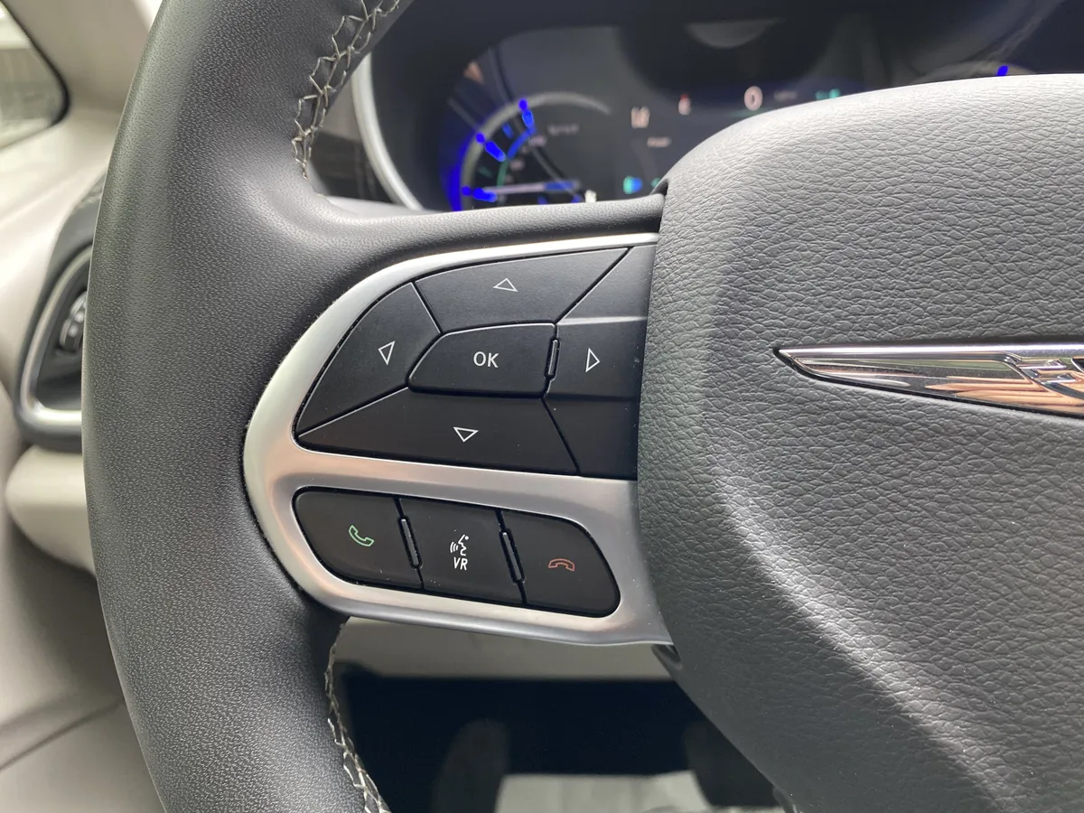 2023 Chrysler Pacifica Hybrid Limited thumbnail 19