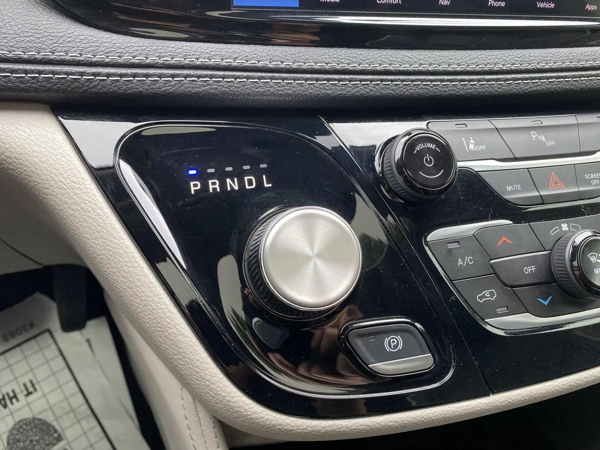 2023 Chrysler Pacifica Hybrid Limited thumbnail 28