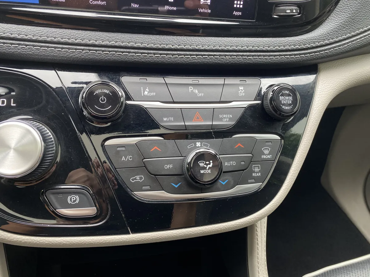 2023 Chrysler Pacifica Hybrid Limited thumbnail 29