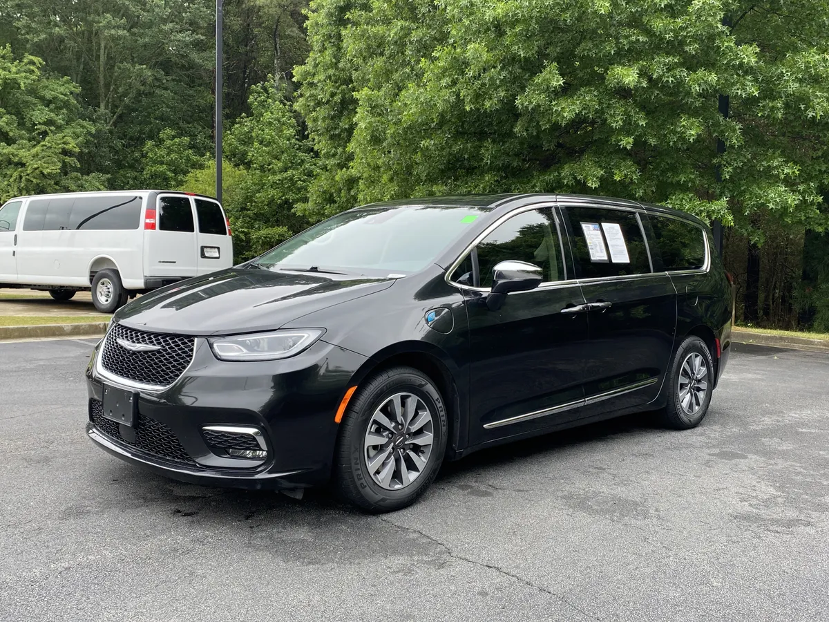 2023 Chrysler Pacifica Hybrid Limited thumbnail 4