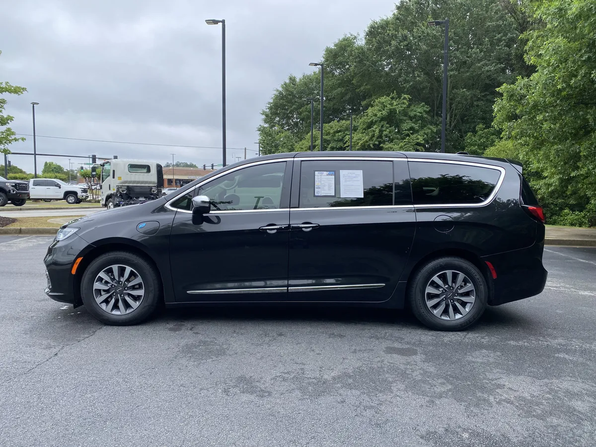 2023 Chrysler Pacifica Hybrid Limited thumbnail 5