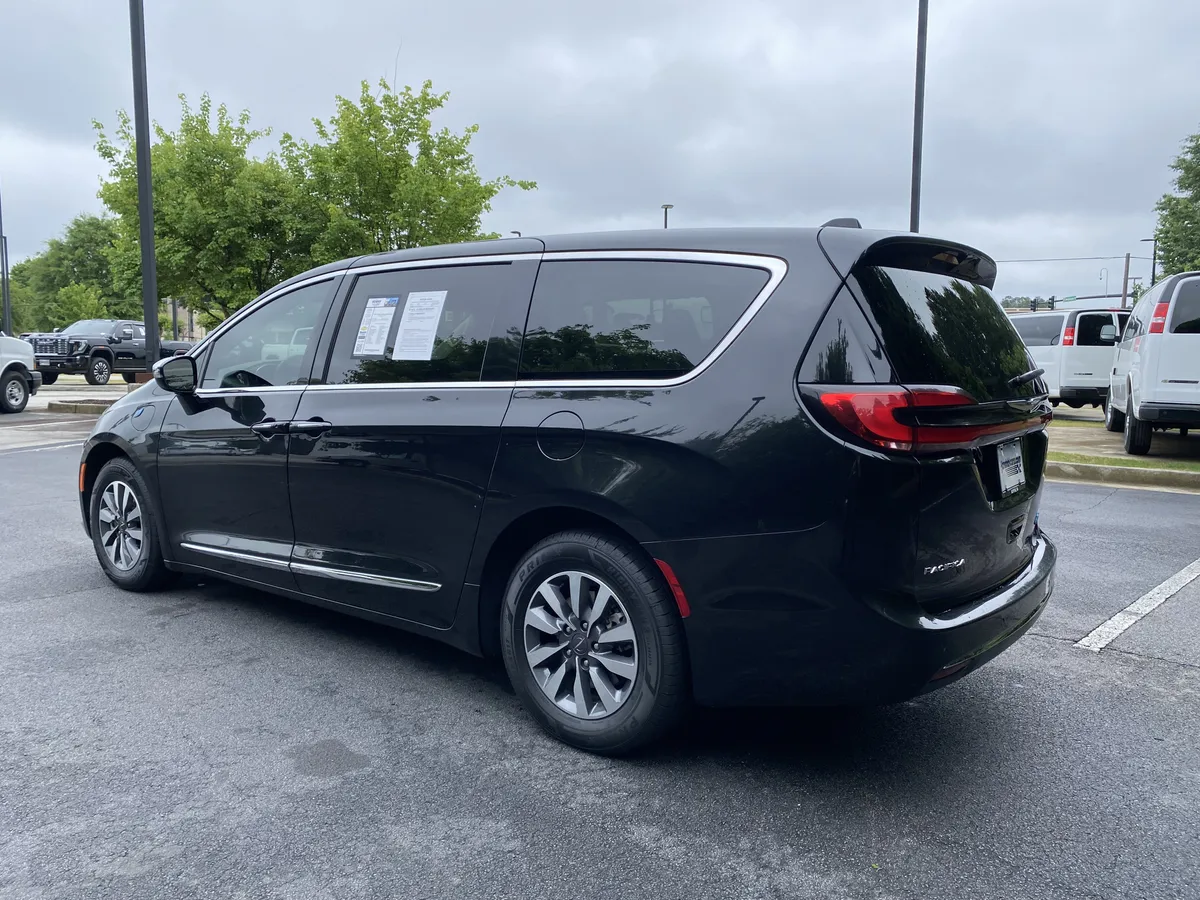 2023 Chrysler Pacifica Hybrid Limited thumbnail 6