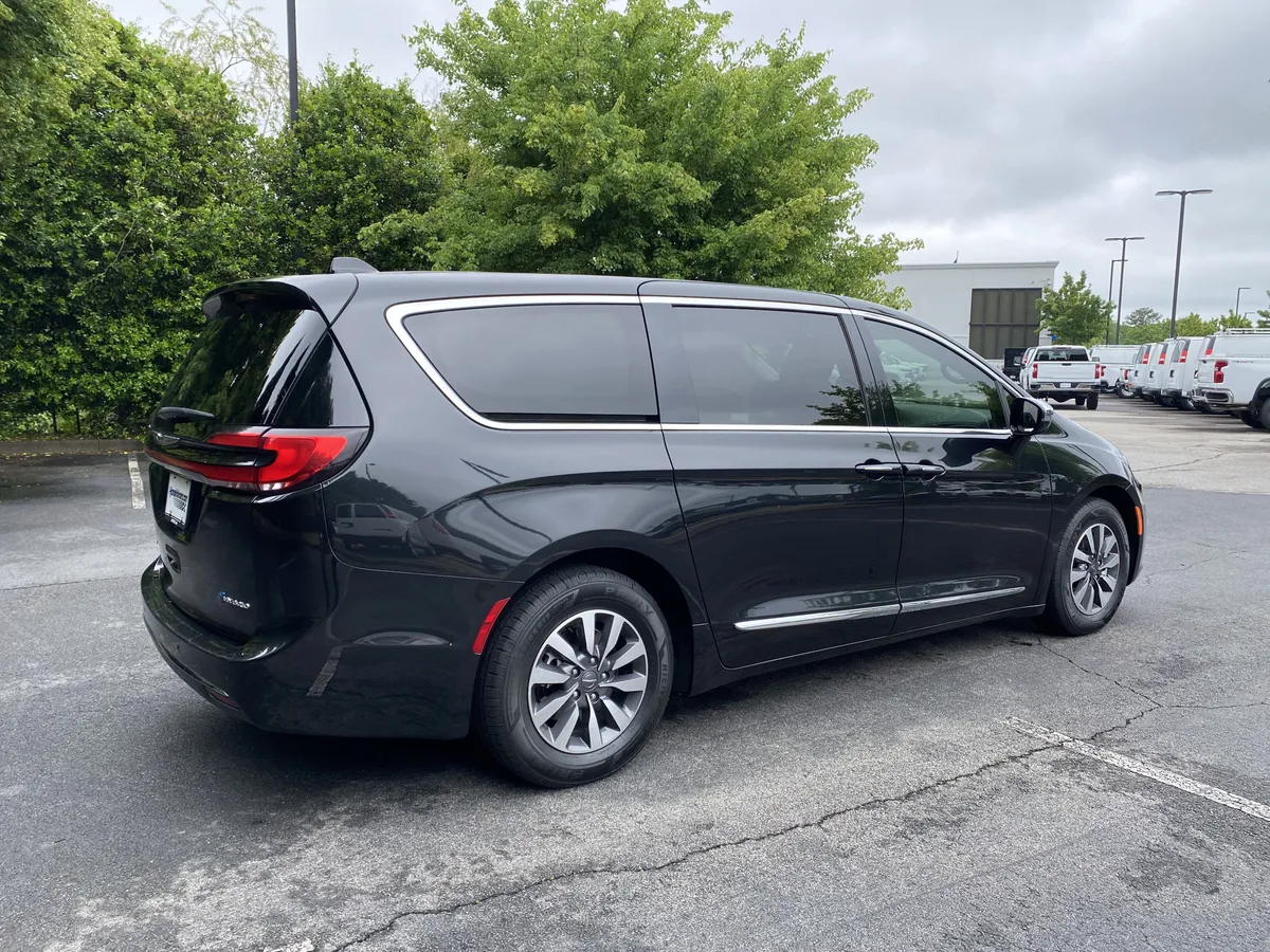2023 Chrysler Pacifica Hybrid Limited thumbnail 8