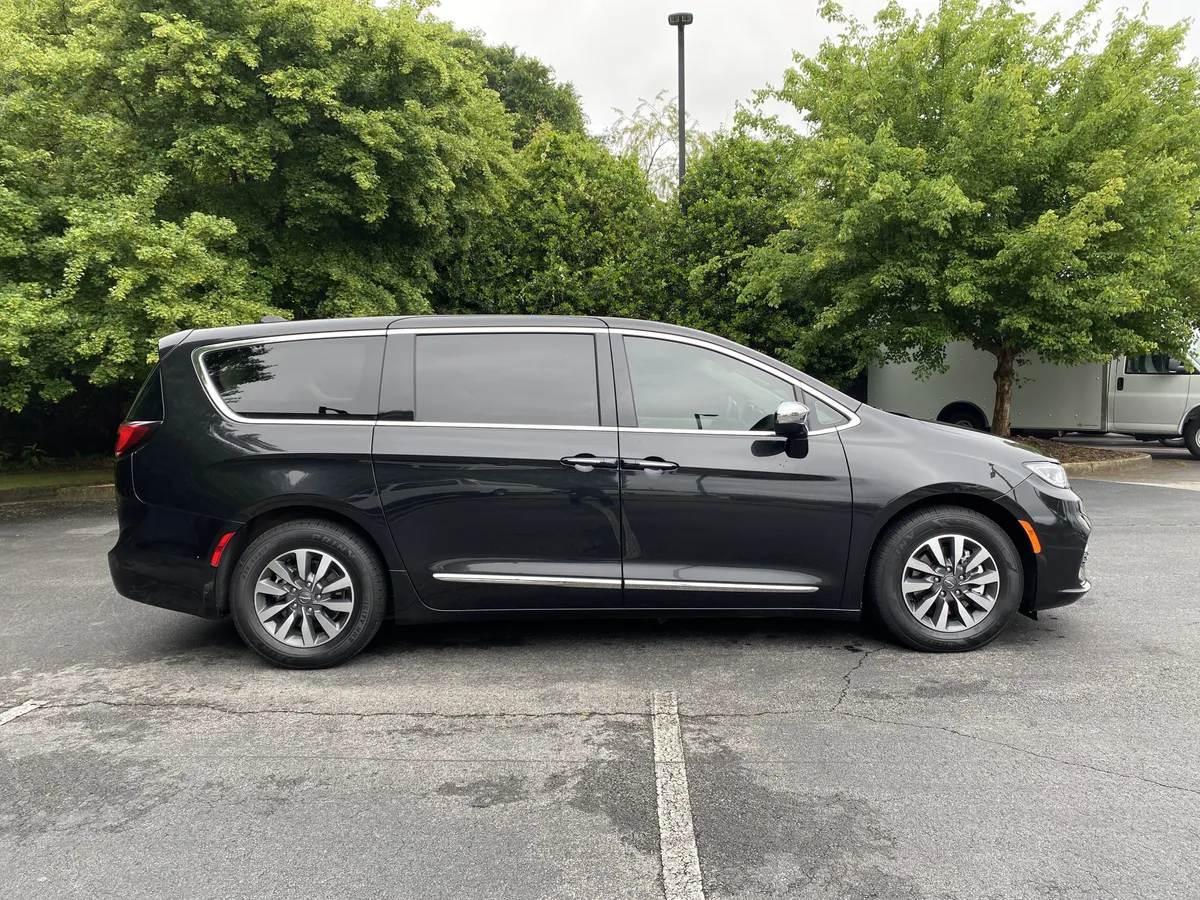2023 Chrysler Pacifica Hybrid Limited thumbnail 9