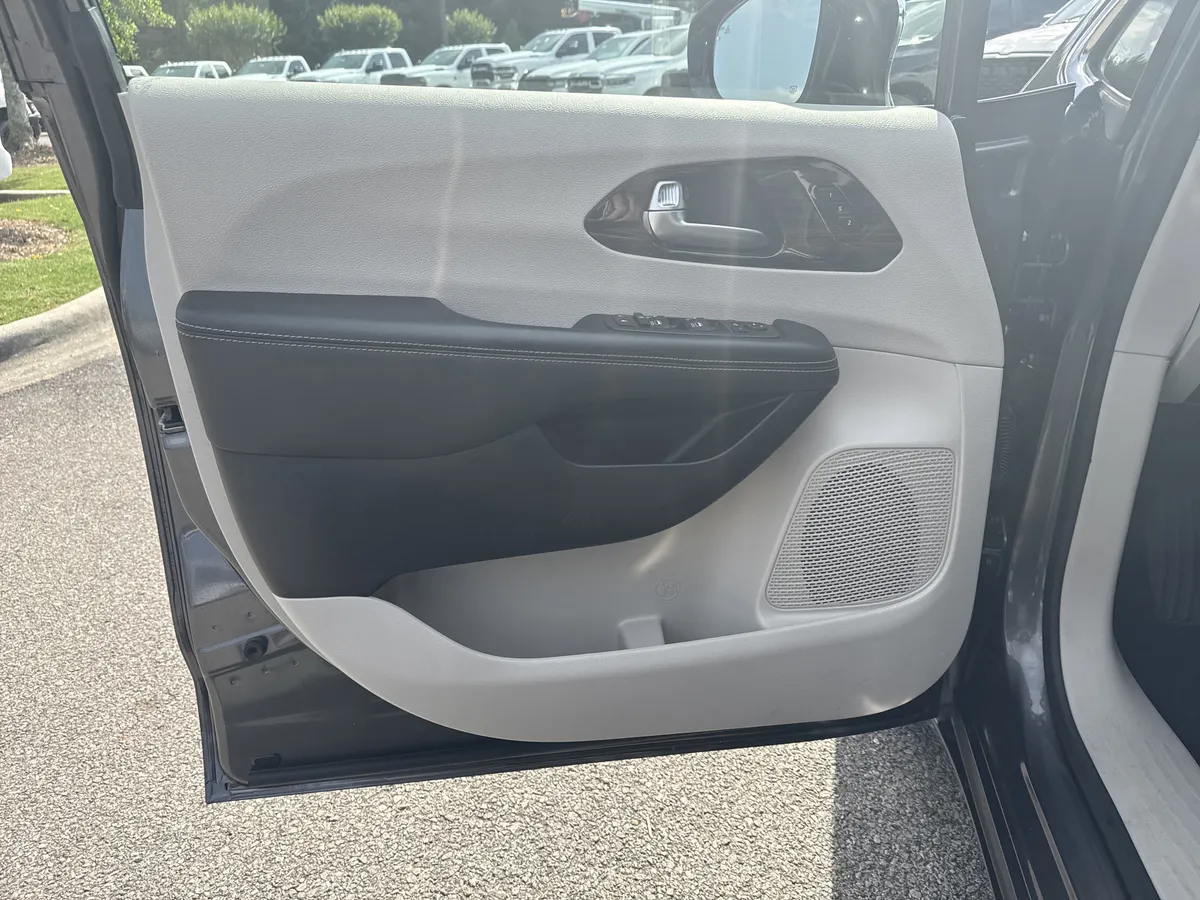 2023 Chrysler Pacifica Limited thumbnail 11
