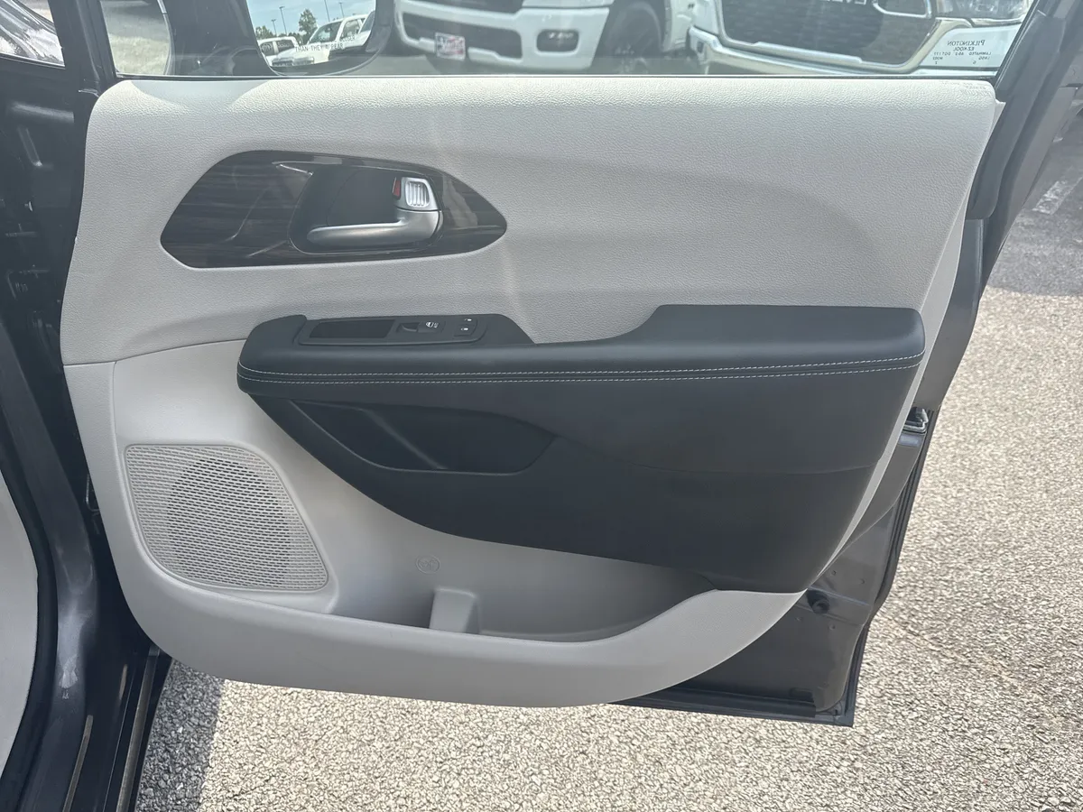 2023 Chrysler Pacifica Limited thumbnail 15