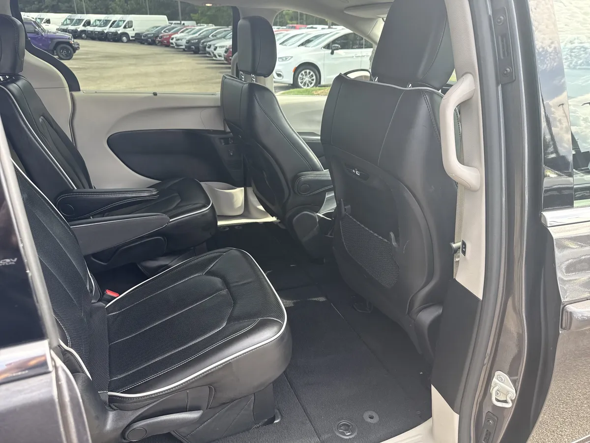 2023 Chrysler Pacifica Limited thumbnail 16