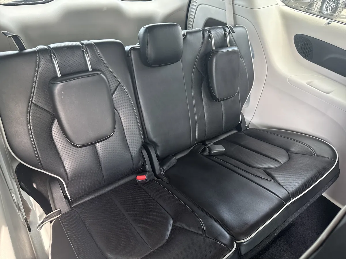 2023 Chrysler Pacifica Limited thumbnail 17