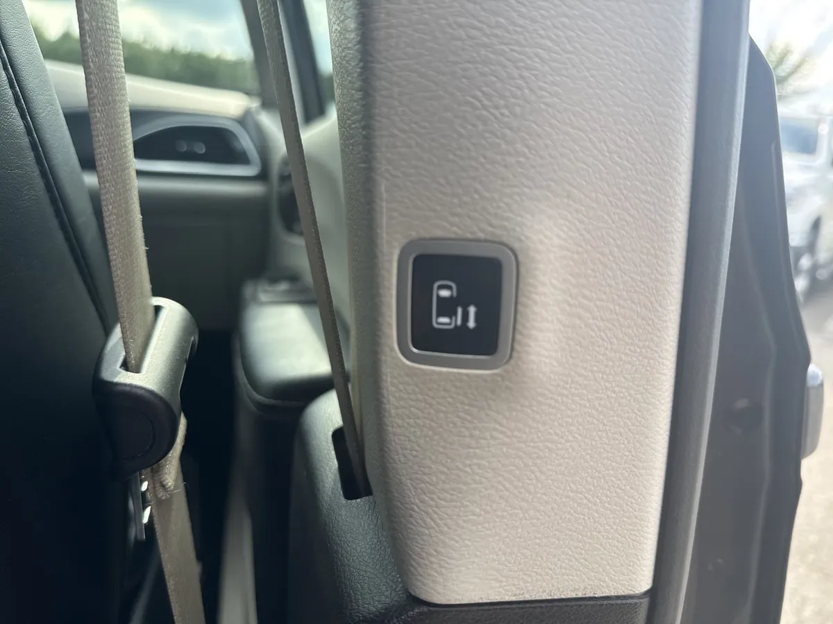 2023 Chrysler Pacifica Limited thumbnail 18