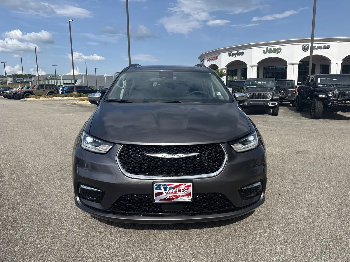 2023 Chrysler Pacifica Limited thumbnail 2
