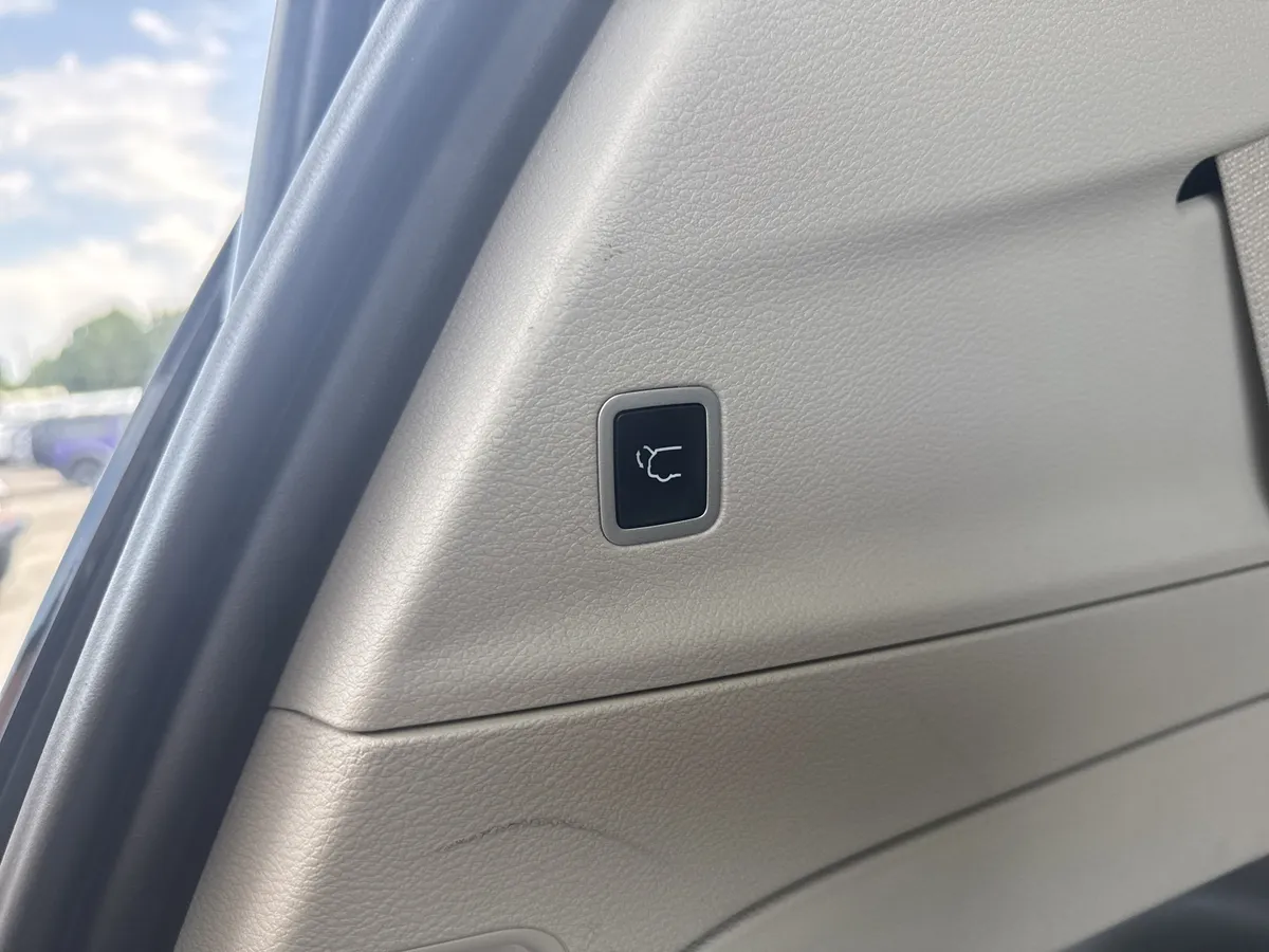 2023 Chrysler Pacifica Limited thumbnail 21