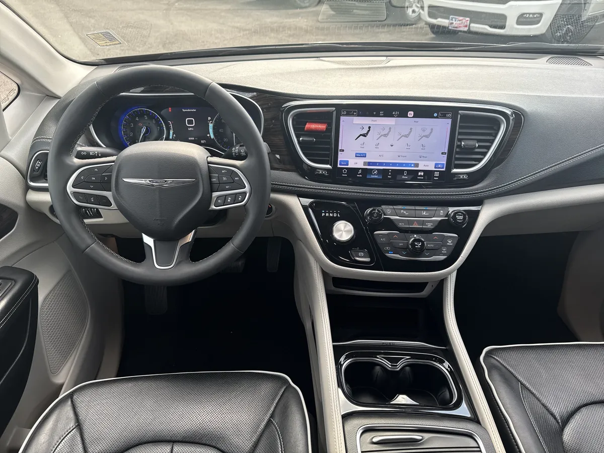 2023 Chrysler Pacifica Limited thumbnail 24