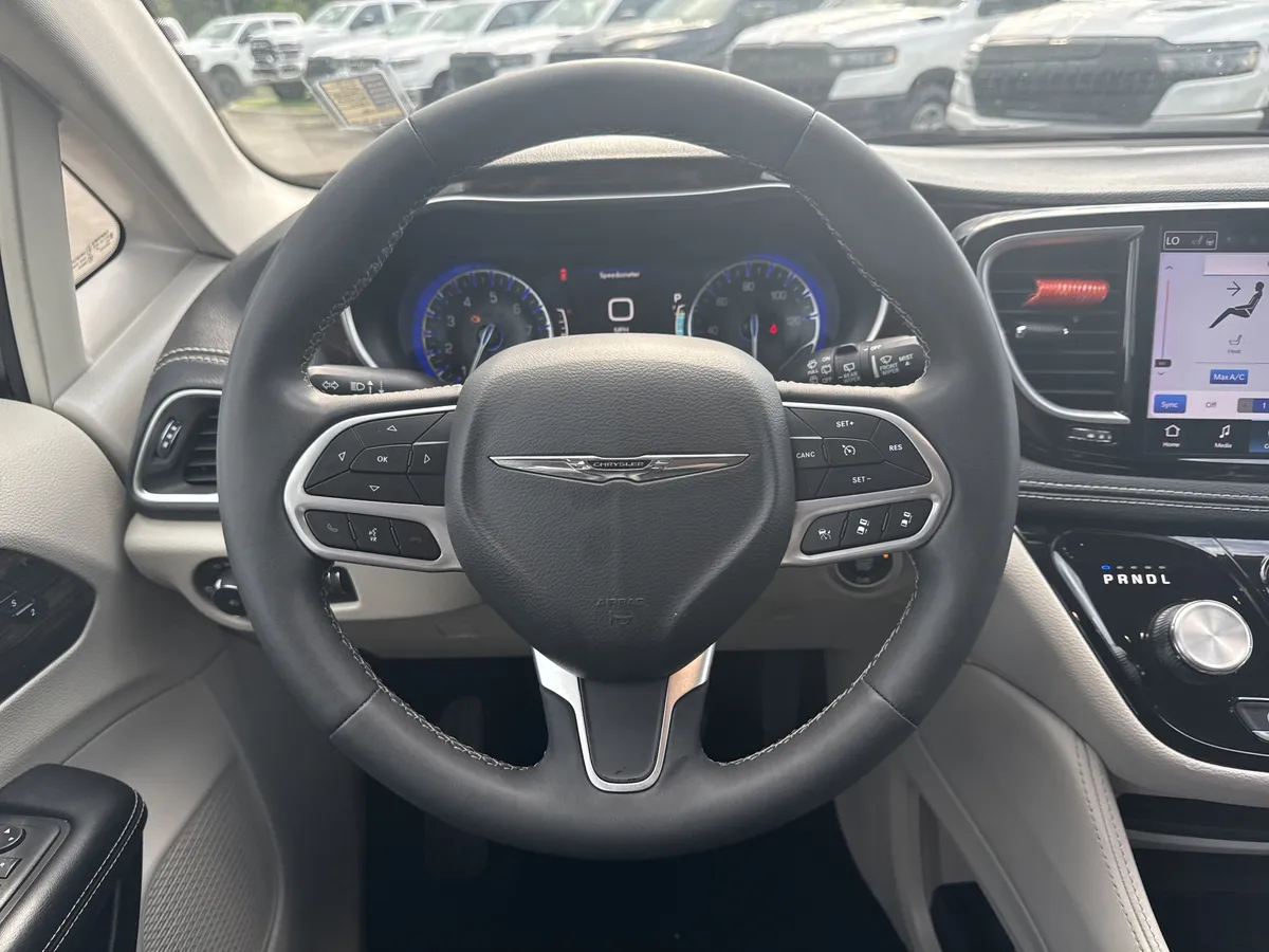 2023 Chrysler Pacifica Limited thumbnail 26