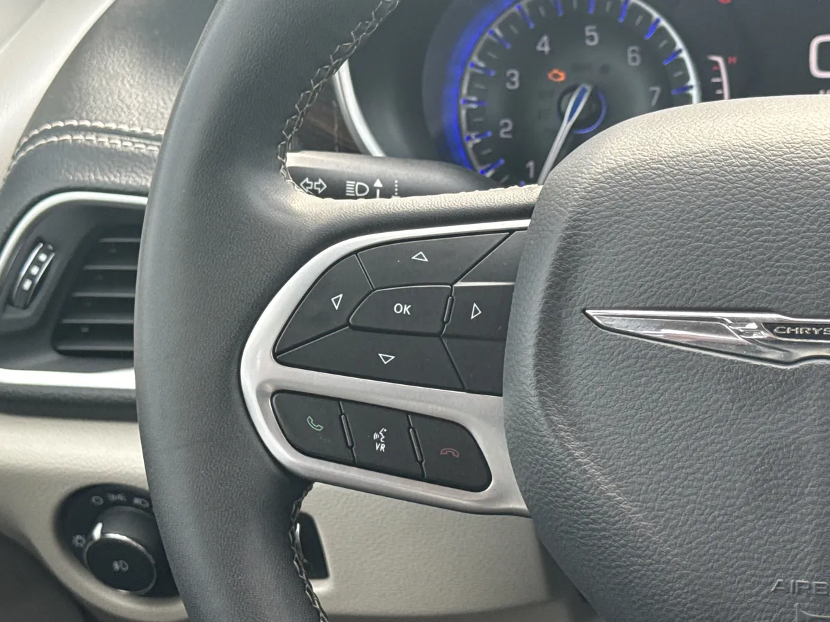 2023 Chrysler Pacifica Limited thumbnail 27