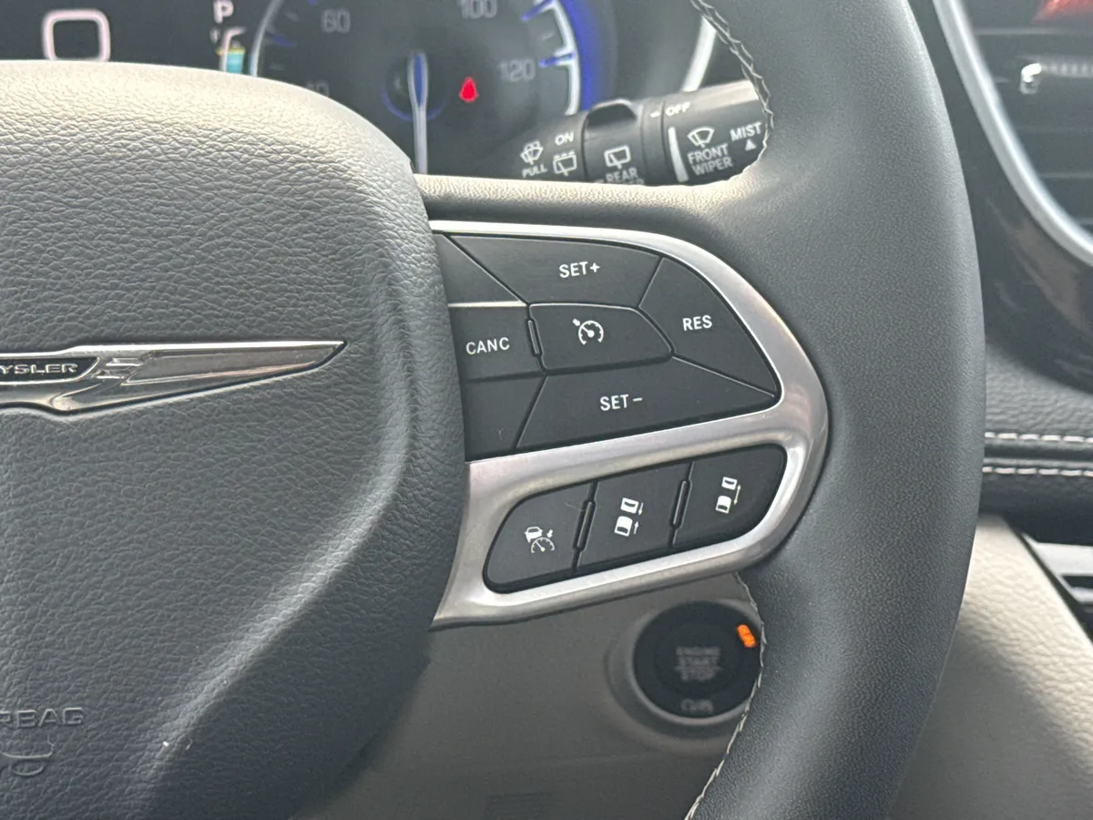 2023 Chrysler Pacifica Limited thumbnail 28