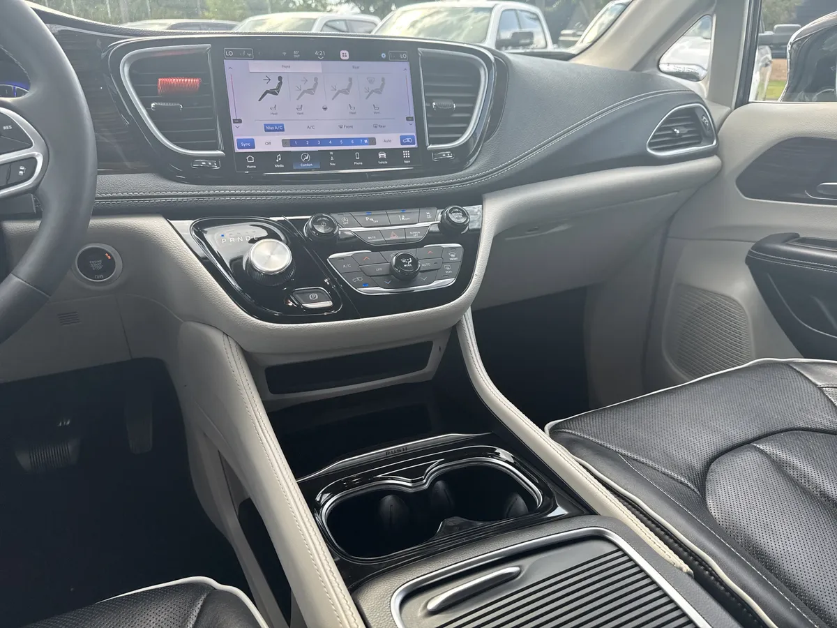 2023 Chrysler Pacifica Limited thumbnail 30