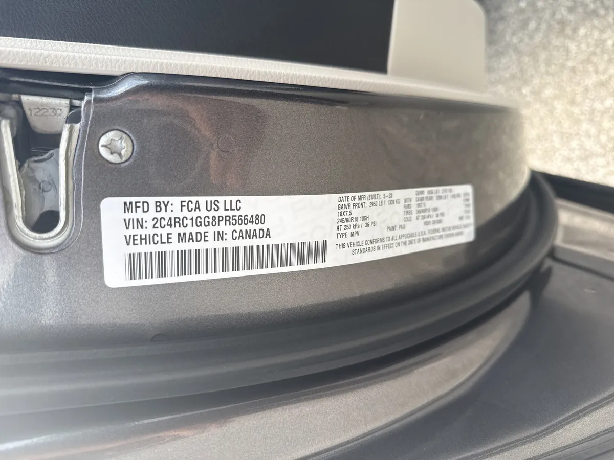 2023 Chrysler Pacifica Limited thumbnail 34
