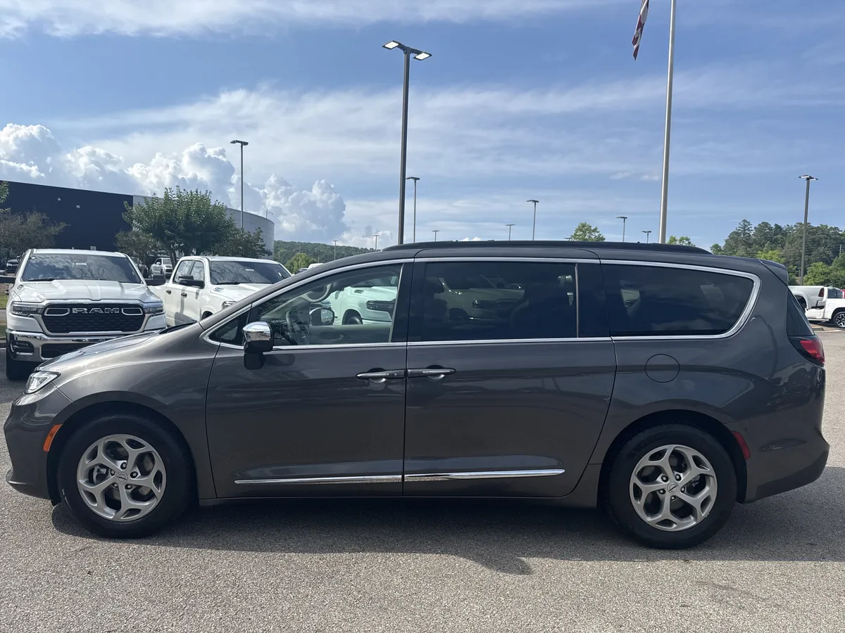 2023 Chrysler Pacifica Limited thumbnail 4