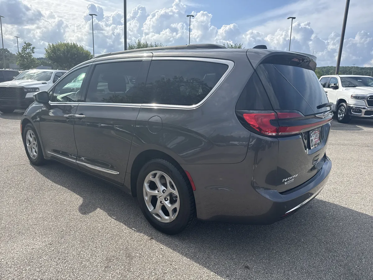2023 Chrysler Pacifica Limited thumbnail 5