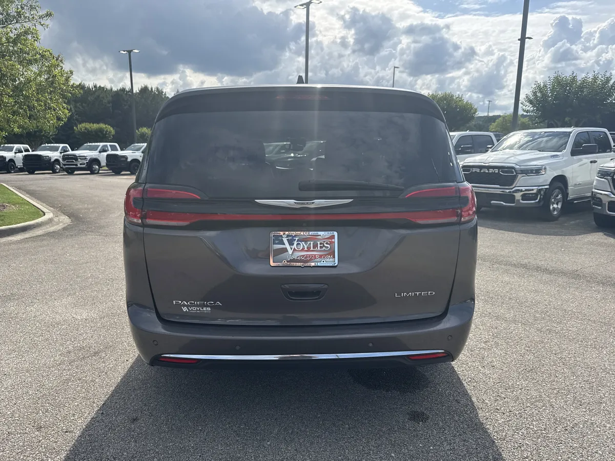 2023 Chrysler Pacifica Limited thumbnail 6