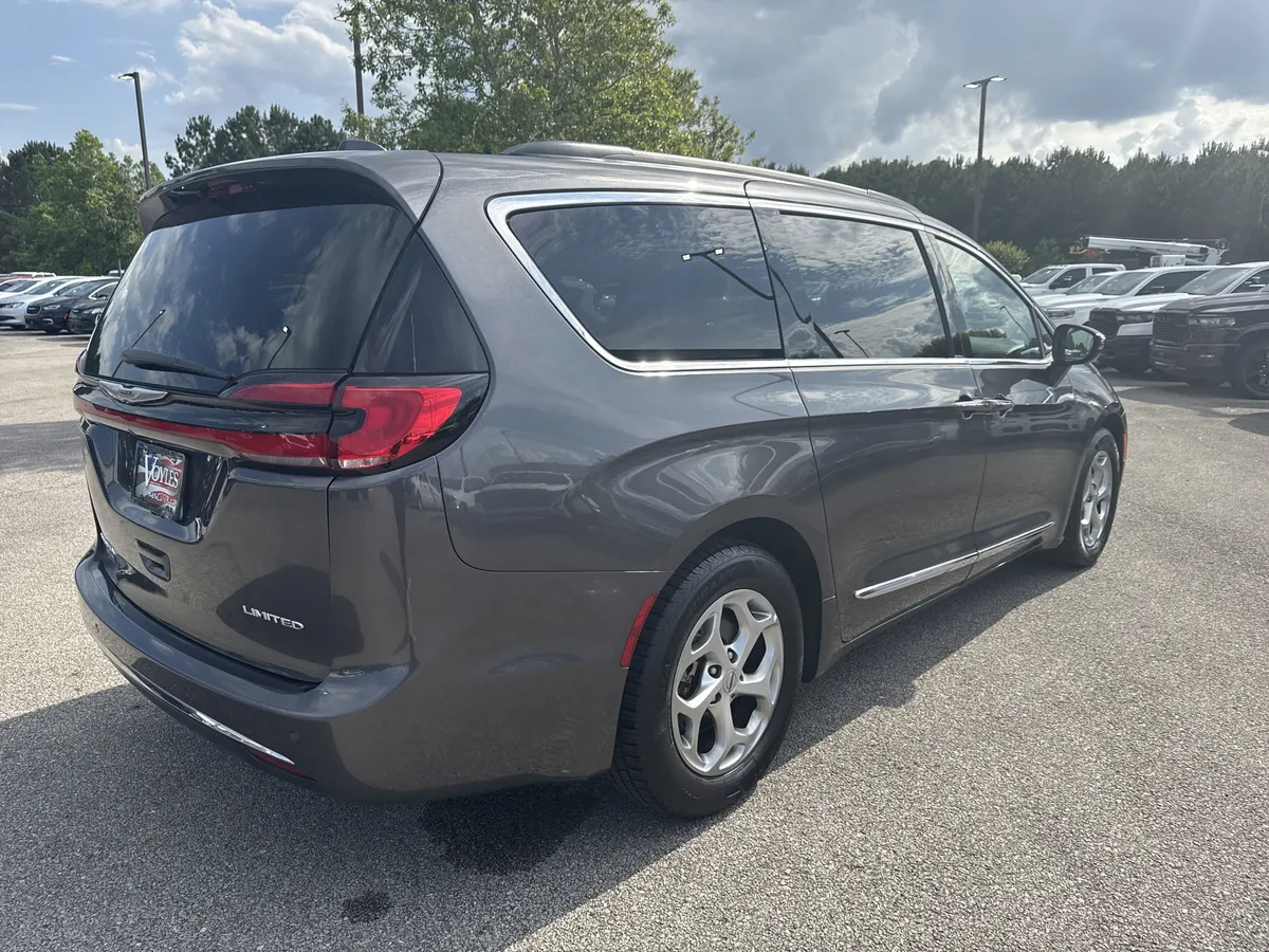 2023 Chrysler Pacifica Limited thumbnail 7
