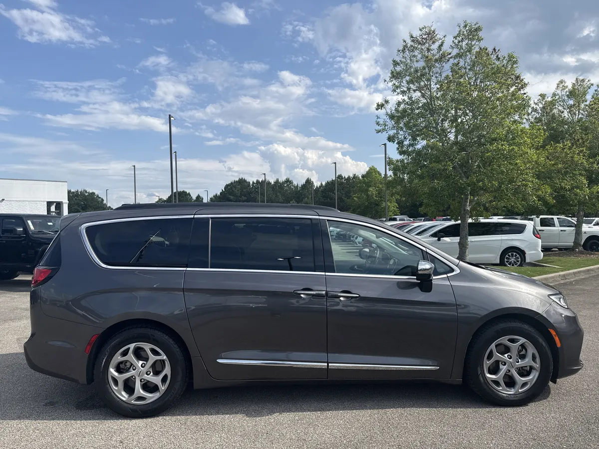 2023 Chrysler Pacifica Limited thumbnail 8