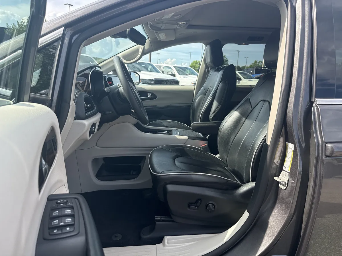 2023 Chrysler Pacifica Limited thumbnail 9