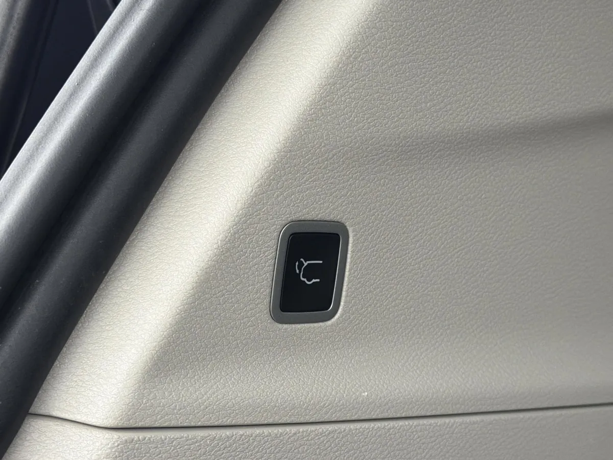 2023 Chrysler Pacifica Plug-In Hybrid Touring L thumbnail 11
